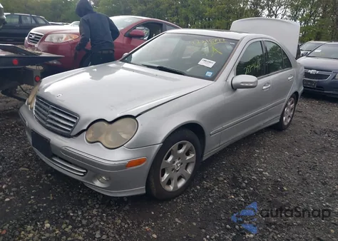 2005 Mercedes-Benz C 240 Luxury 4Matic z USA, uszkodzony, nr VIN WDBRF81J85F562954